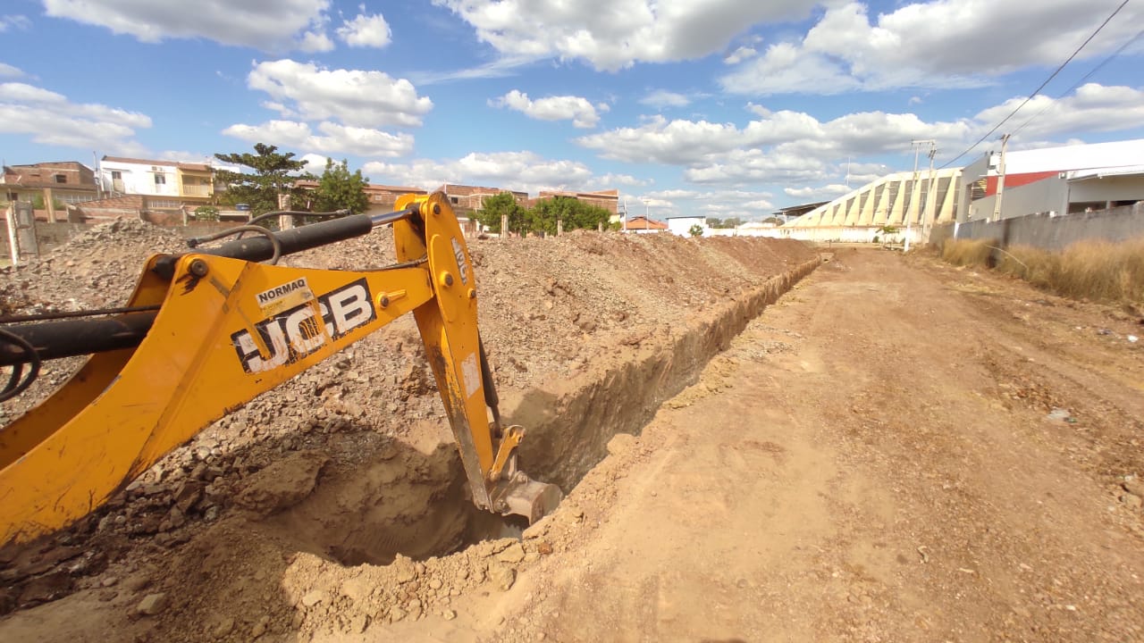 Prefeitura realiza serviço de saneamento básico em trecho de via que vai receber asfaltamento 